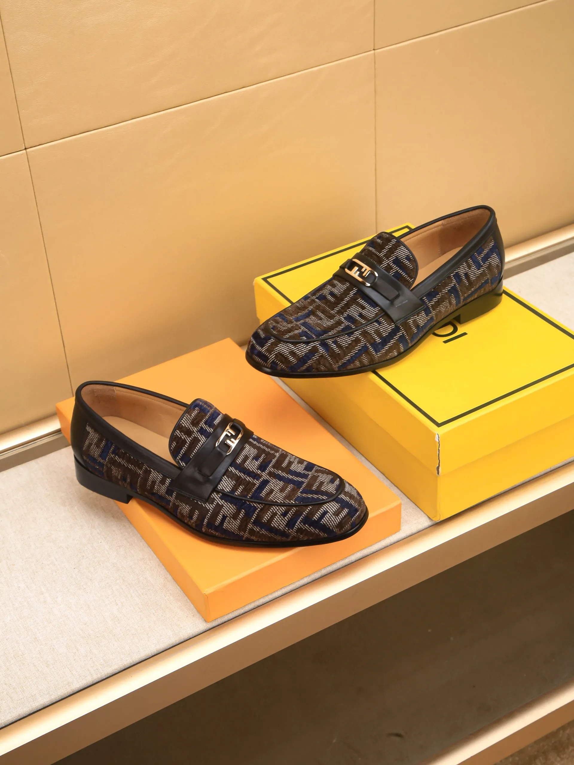 Men's shoes💰460 🕷🕷【FENDI】The latest men's formal leather shoes🇨🇳Classic series not to be missed💯The first layer is made of imported first-layer cowhide☘Original quality, the leather is smooth and delicate🎋Awesome version, perfect streamlined outline🍇🐮Leather lining, code number 39-44...(customized at 38.45.46.47)